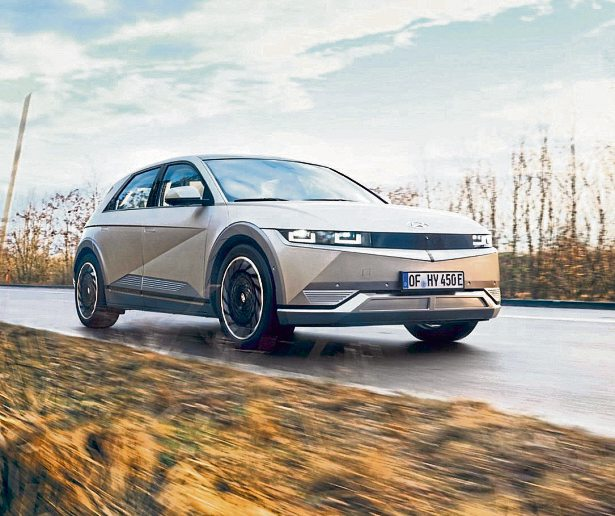 Der Hyundai IONIQ 5 bietet innovative Features für Familien.