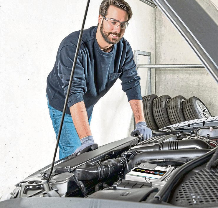 Ein regelmäßiger Check der Fahrzeugbatterie kann ärgerlichen Pannen unterwegs vorbeugen. Foto: djd/Robert Bosch GmbH
