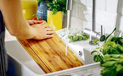 Bei Schneidunterlagen ist Hygiene besonders wichtig. Für Fleisch und Gemüse sollten immer verschiedene Bretter verwendet werden. Foto: DJD/QS Qualität und Sicherheit/Gorodenkoff/Shutterstock