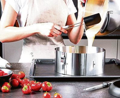 Erdbeeren und Himbeeren liegen schon bereit, um eine fruchtige Torte zu kreieren. Entscheidend fürs Gelingen ist auch der Tortenring aus nicht rostendem Stahl. Er sollte sowohl in der Höhe als auch im Durchmesser verstellbar sein, um verschiedene Tortengrößen und -formen zu ermöglichen. Foto: DJD/WZV/GEFU/Bjoern Luelf