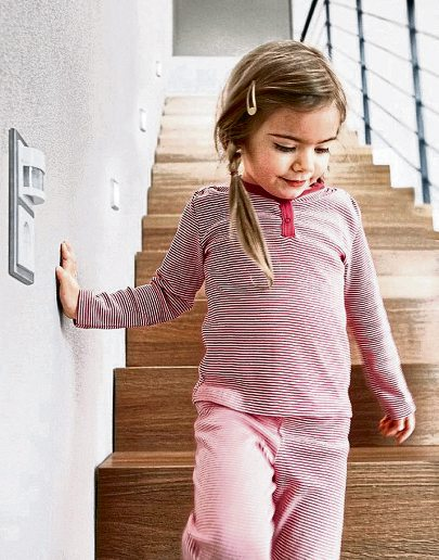 Keine Angst vor der Dunkelheit: Bewegungsmelder schalten das ein und geben Licht automatisch nicht nur Kindern ein sicheres Gefühl.