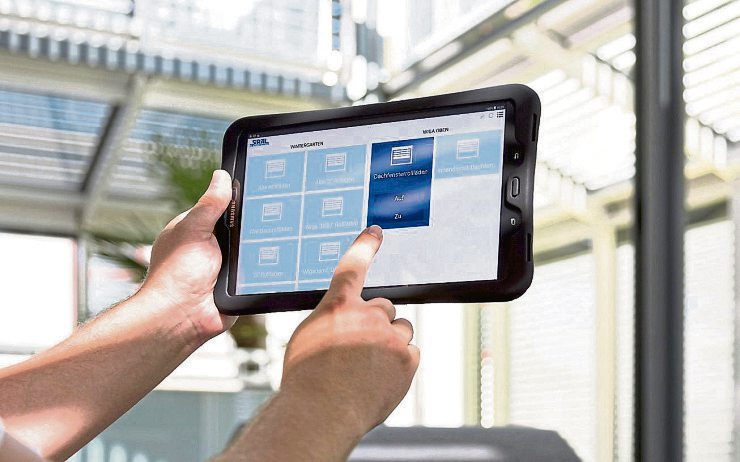 Eine automatische Steuerung der Sonnenschutzsysteme hilft dabei, die Energiekosten zu reduzieren und die Umwelt zu schonen. Foto: djd/Schanz Rollladensysteme/www.studio-khf.de