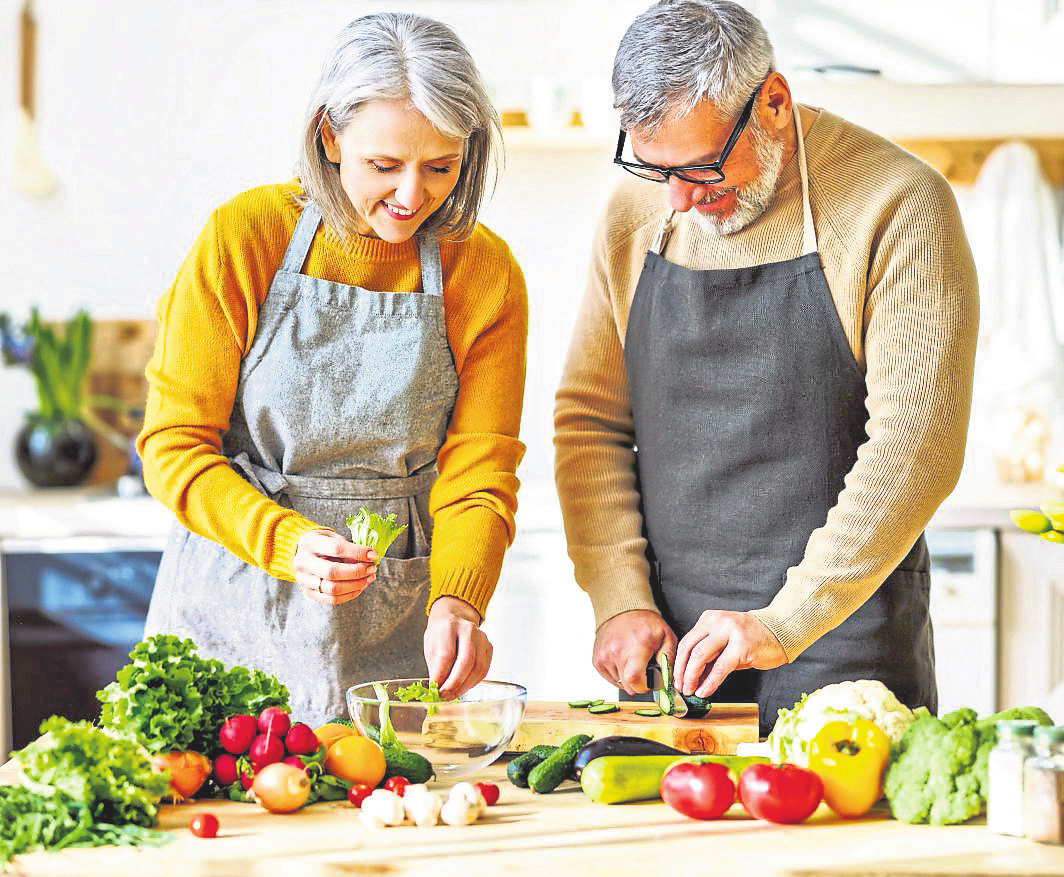 Wer im Alter fit bleiben möchte, sollte auf eine gesunde und mineralstoffreiche Ernährung achten. Foto: djd/Verband der Kali- und Salzindustrie/Getty Images/evgenyat amanenko