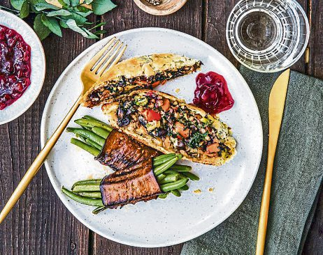Festliche Genüsse mal ohne Fleisch: Veggie Wellington gefüllt mit Brokkoli Buchweizen. Foto: djd/iglo/Annamaria Zinnau