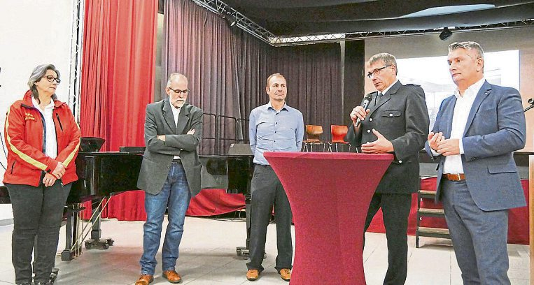 Zum Katastrophenschutz standen (von rechts) Landrat Miroslaw Kowalski, der stellvertretende BKI Armin Schneider, DRK-Kreisbereitschaftsleiter Sascha Loch und Katja Meng von der DLRG Redaktionsleiter Karsten Schultheiß (Mitte) Rede und Antwort.