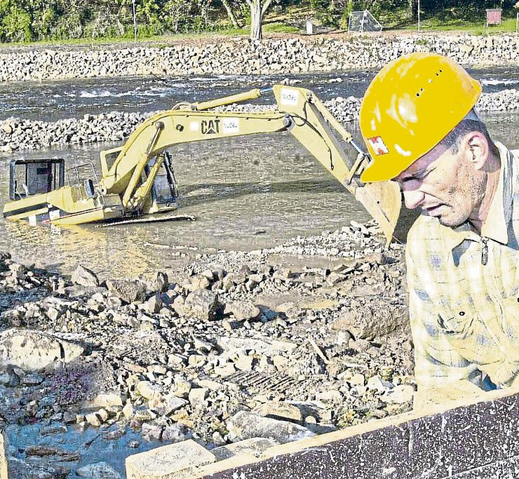 Beim Bau der Hochwasserschutzmauern ging auch mal ein Bagger baden. Dennoch: Projekt perfekt. Archivfoto: G. Kind