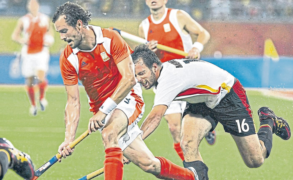 Hockey-Olympiasieger: Der Hargesheimer Niklas Meinert (helles Trikot) gewinnt mit der deutschen Mannschaft nach dem WM-Titel 2006 auch das olympische Hockeyturnier am 23. August 2008 in Peking. Er startete seine Karriere beim VfL 1848 Bad Kreuznach und krönte diese mit der Vorlage zum 1:0Siegtor im olympischen Finale gegen Spanien. Foto: picture alliance/dpa