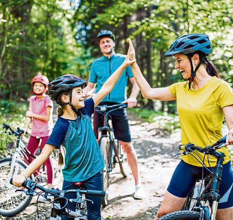 Radfahren: Die ideale Ausdaueraktivität für die ganze Familie, um gemeinsam fit ins Frühjahr zu starten. Foto: Halfpoint-stock.adobe.com