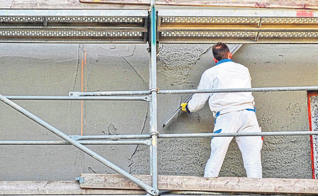 Beim Erwerb einer Eigentumswohnung im Neubau lassen sich Baumängel durch eine baubegleitende Qualitätskontrolle oftmals vermeiden.