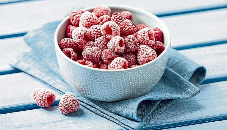 Der Geschmack bleibt erhalten: Himbeeren werden sofort nach der Ernte verlesen und tiefgefroren.