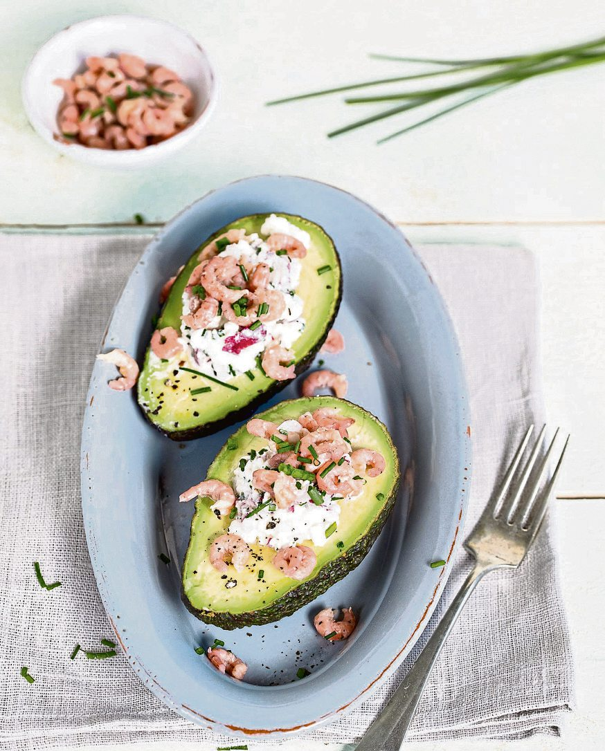 Avocados sind eine Bereicherung für jede Küche. Hier ein gesunder Snack mit körnigem Frischkäse und Krabben. Foto: zaubertopf.de/txn