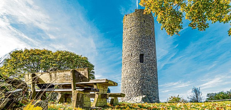 Die Burg Hartenfels wurde ursprünglich im 14. Jahrhundert erbaut und diente als mittelalterlicher Adelssitz. Heute ist sie ein beliebtes Ziel für Touristen und bietet einen Einblick in die regionale Geschichte und Architektur. Foto: riebevonsehl-stock.adobe.com