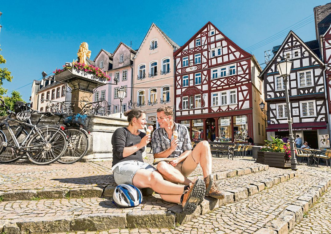 Der Alte Markt, der unter Denkmalschutz steht, liegt malerisch eingerahmt von prachtvoll restaurierten Fachwerkhäusern im historischen Stadtkern von Hachenburg. Foto: Dominik Ketz / Westerwald Tourismus-Service