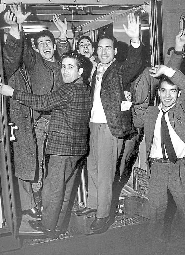 Eine Gruppe der ersten 86 italienischen Gastarbeiter winkt während eines Aufenthalts auf dem Hauptbahnhof in Hannover aus dem Zug. In der Nacht zum 17. Januar 1962 traf die Gruppe in Wolfsburg ein. Sie wurden vom Volkswagenwerk eingestellt, da der Bedarf an Arbeitskräften auf dem inländischen Markt nicht mehr gedeckt werden konnte. (Zu dpa «Vor 60 Jahren trafen die ersten Gastarbeiter bei Volkswagen in Wolfsburg ein») +++ dpa-Bildfunk +++