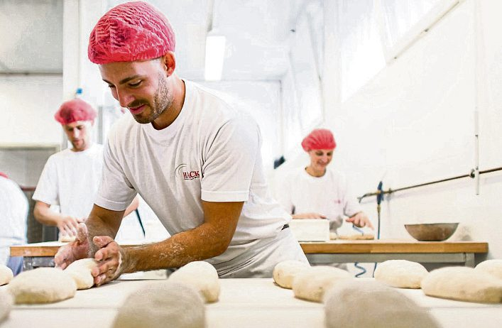 Bei der HACK AG wird bei der Herstellung von Brot noch klassisch Hand angelegt.