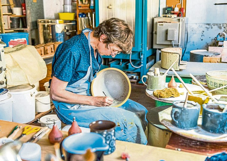 "Charlotte Böhmer von der gleichnamigen Werkstatt bei der Arbeit“.
