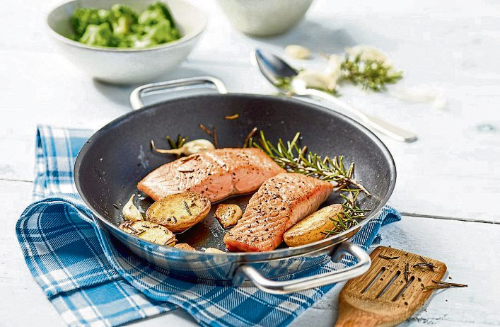 Bei größeren Fischstücken kann das separate Anoder Auftauen notwendig sein. Den aufgetauten Fisch nur kurz trocken tupfen, nicht abspülen und erst nach der Zubereitung salzen und gegebenenfalls mit Zitronensaft beträufeln, nicht vorher.