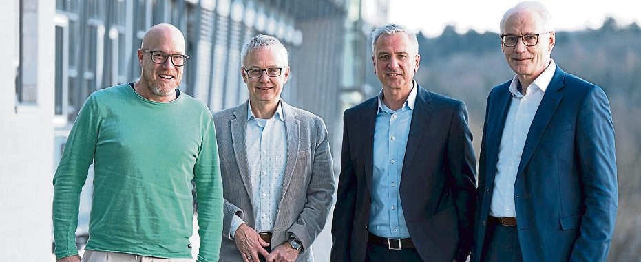 Von links: Christian Schröder (Geschäftsführer R56+), Prof. Dr. Heiko Weckmüller (Vizepräsident für Transfer und regionale Entwicklung, Hochschule Koblenz), Christian Kassner (Geschäftsführer R56+) und Prof. Dr. Karl Stoffel (Präsident der Hochschule Koblenz). Foto: Hochschule Koblenz/Dünnes