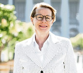 Meike Maser-Plag ist die neue Managerin des BID Schloßstraße. Ihre Vision: Eine grüne Schloßstraße, die zum Verweilen einlädt und in der sich innovative Firmen und Shops niederlassen mit heimischen, handwerklichen und besonders hochwertigen Produkten. Foto: Sarah Reuther