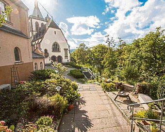 Das Kloster Allerheiligenberg bietet nicht nur Weinproben mit Tappas an, sondern auch Kräuterwanderungen nach Hildegard von Bingen. Foto: Tourist-Information Lahnstein