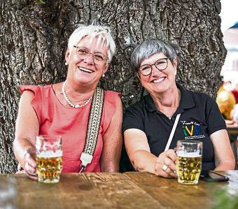 Nachdem alle Lose erfolgreich verkauft wurden, genießen (v.I.) Heidi Franzmann und Brunhilde Schneider ein kühles Bier. Foto: Marius Franzmann