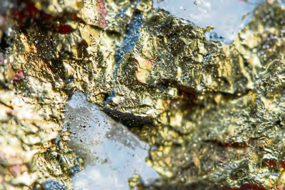 Die beiden Bilder zeigen von oben: Die Erde bietet große Kupferreserven und -ressourcen, um den wachsenden Bedarf für neue Technologien zu decken. Foto: djd/Kupferverband/assistant/Shutterstock