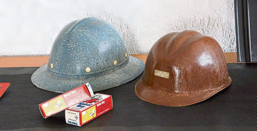 Der Durchbruch kam 1954 mit der Entwicklung/Patentierung einer Maschine zur Herstellung von glasfaserverstärkten Formteilen, die die Produktion von Millionen Schutzhelmen ermöglichte.