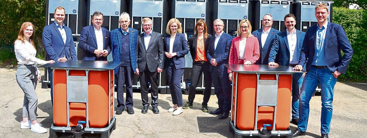 Die Veranstalter des Wirtschaftsempfangs im Kreis Altenkirchen, von links: Lara Imhäuser (Sprecherin der Wirtschaftsjunioren), Frederik Fein, IHK-Regionalberater für die Landkreise Altenkirchen und Neuwied, Jörg Schneider (Geschäftsführer WERIT), Dr. Helmhold Schneider (Senior-Geschäftsführer WERIT), Ekkehard Schneider (Geschäftsführer WERIT), Kerstin Dorn (Geschäftsführerin WERIT), Astrid Bath (Marketing-Managerin bei WERIT), Andreas Mahler (Geschäftsführer WERIT), Kristina Kutting (Leiterin IHK-Regionalgeschäftsführerin Altenkirchen), Martin Reitz (Geschäftsführer Kreishandwerkerschaft Rhein-Westerwald), Joschka Hassel (Projektleiter Wirtschaftsförderung Kreis Altenkirchen), Lars Kober (Leiter Wirtschaftsförderung Kreis Altenkirchen. Foto: Rhein-Zeitung