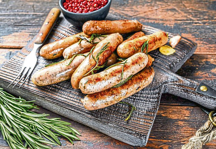 Würstchen sind der Klassiker auf dem Grill - der Naturdarm sorgt für den berühmten Knackeffekt. Foto: djd/naturdarm Verband/Vladimir - stock.adobe.com