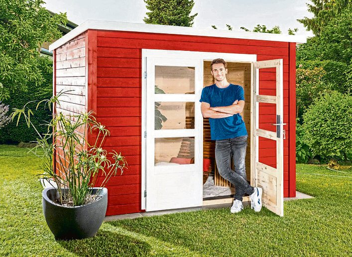 Mit einem frischen Farbanstrich leuchtet das Gartenhaus wieder im schönsten Rot. Foto: djd/Consolan