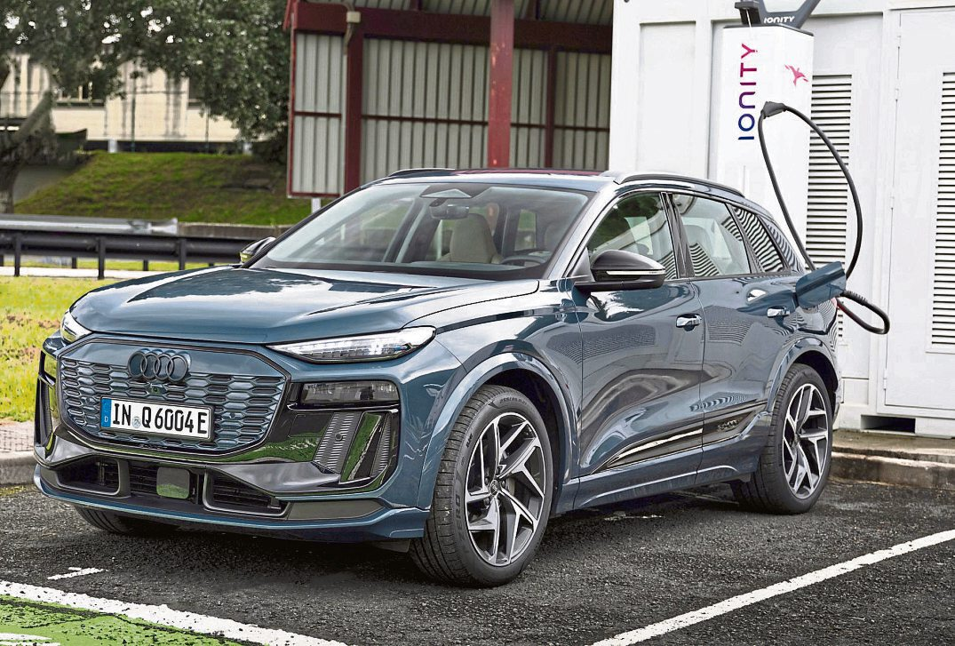 Dank der 800-Volt-Technologie lässt sich das Fahrzeug an Hochleistungsladesäulen in kürzester Zeit aufladen.