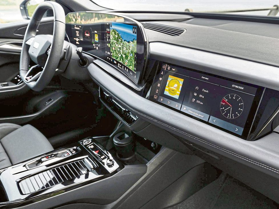 Im Innenraum des Audi Q6 e-tron erwartet die Insassen eine Atmosphäre von modernem Luxus, kombiniert mit wegweisender Technologie.