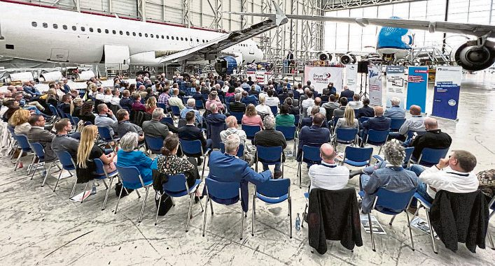 In beeindruckender Kulisse fand im vergangenen Jahr das Forum Wirtschaft auf dem Flughafen Hahn statt, beim Unternehmen HANGAR 901. Das Forum ist Plattform für den Dialog zu aktuellen und relevanten Themen, die die Wirtschaft im Rhein-Hunsrück-Kreis bewegen, Foto: Regionalrat Wirtschaft, Hannah Wagner