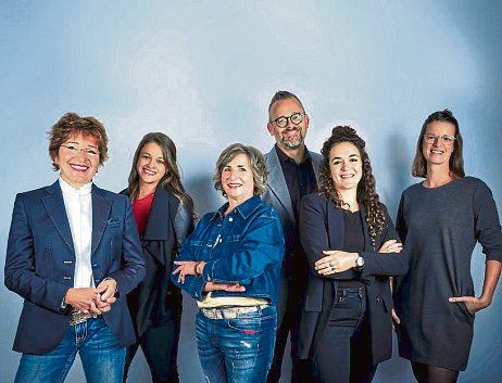 Die hauptamtliche Geschäftsstelle des ReWi bilden (v.I.) Kornelia Retterath (Assistenz), Katharina Dechand (Auszubildende), Barbara Beicht (Projektmitarbeiterin), Achim Kistner (Geschäftsführer), Hannah Wagner (Projektleitung GELOBTES LAND) und Nadja Augustin (Projektmitarbeiterin GELOBTES LAND). Die Büros sind in der Simmerner Innenstadt. Foto: AVA Arthouse/Veysal Celik