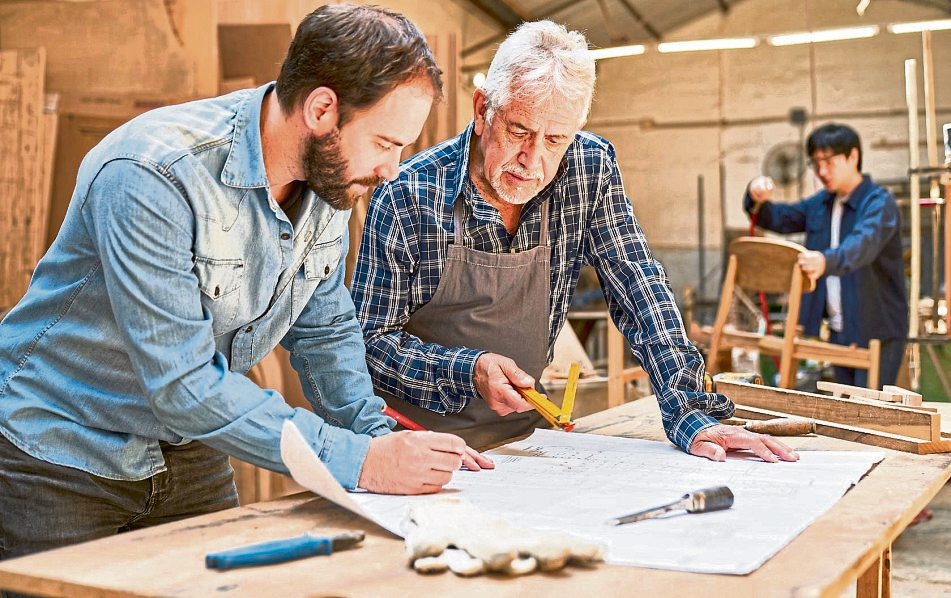 Handwerk hat immer noch goldenen Boden. Aber gute Handwerker müssen ihre Kenntnisse ständig auf der Höhe der Zeit halten und ausbauen. Deshalb sind Weiterbildungsmöglichkeiten, wie sie die Handwerkskammer bietet, von wesentlicher Bedeutung. Allein die Handwerkskammer Koblenz beschäftigt für ihre Weiterbildungsangebote mehr als 100 Ausbilder, die von rund 3000 Ehrenamtlern unterstützt werden. Foto: Robert Kneschke/stock.adobe.com