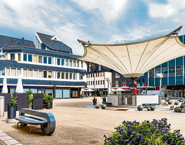 Musikalischen Genuss gibt es auf dem Konrad-Adenauer-Platz für die Besucher. Foto: EKH-Pictures stock.adobe.com