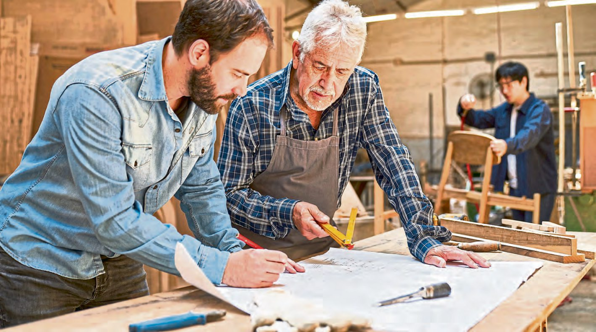 Handwerk hat immer noch goldenen Boden. Aber gute Handwerker müssen ihre Kenntnisse ständig auf der Höhe der Zeit halten und ausbauen. Deshalb sind Weiterbildungsmöglichkeiten, wie sie die Handwerkskammer bietet, von wesentlicher Bedeutung. Allein die Handwerkskammer Koblenz beschäftigt für ihre Weiterbildungsangebote mehr als 100 Ausbilder, die von rund 3000 Ehrenamtlern unterstützt werden. Foto: Robert Kneschke/stock.adobe.com