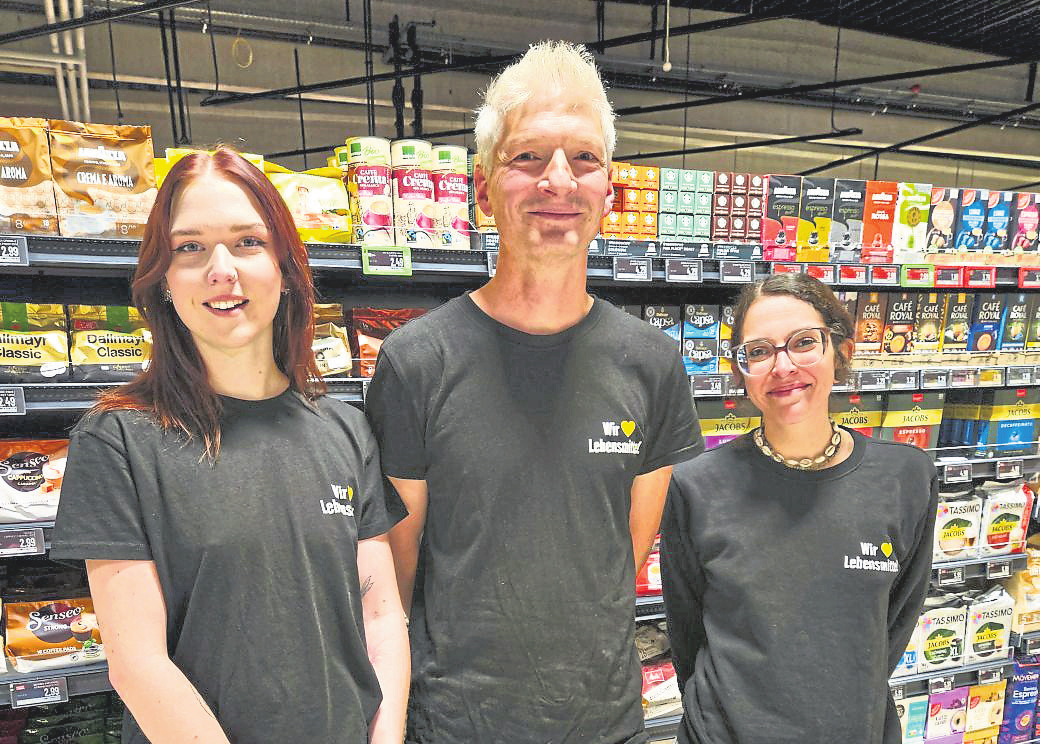 Die Belegschaft des neuen Edeka Marktes in Rüdesheim - von links: Maja Kaufmann, Matthias Gräff und Alina Heil. Foto: Diana Tischmann