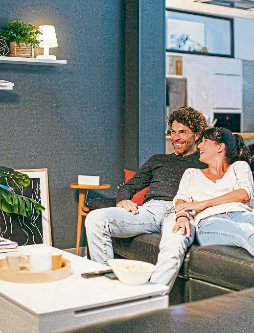 Wenn das Smarthome-System auch die Heizung steuert, können die Bewohner sich auf optimalen Wohnkomfort verlassen und zugleich Heizkosten einsparen. Foto: DJD/Somfy