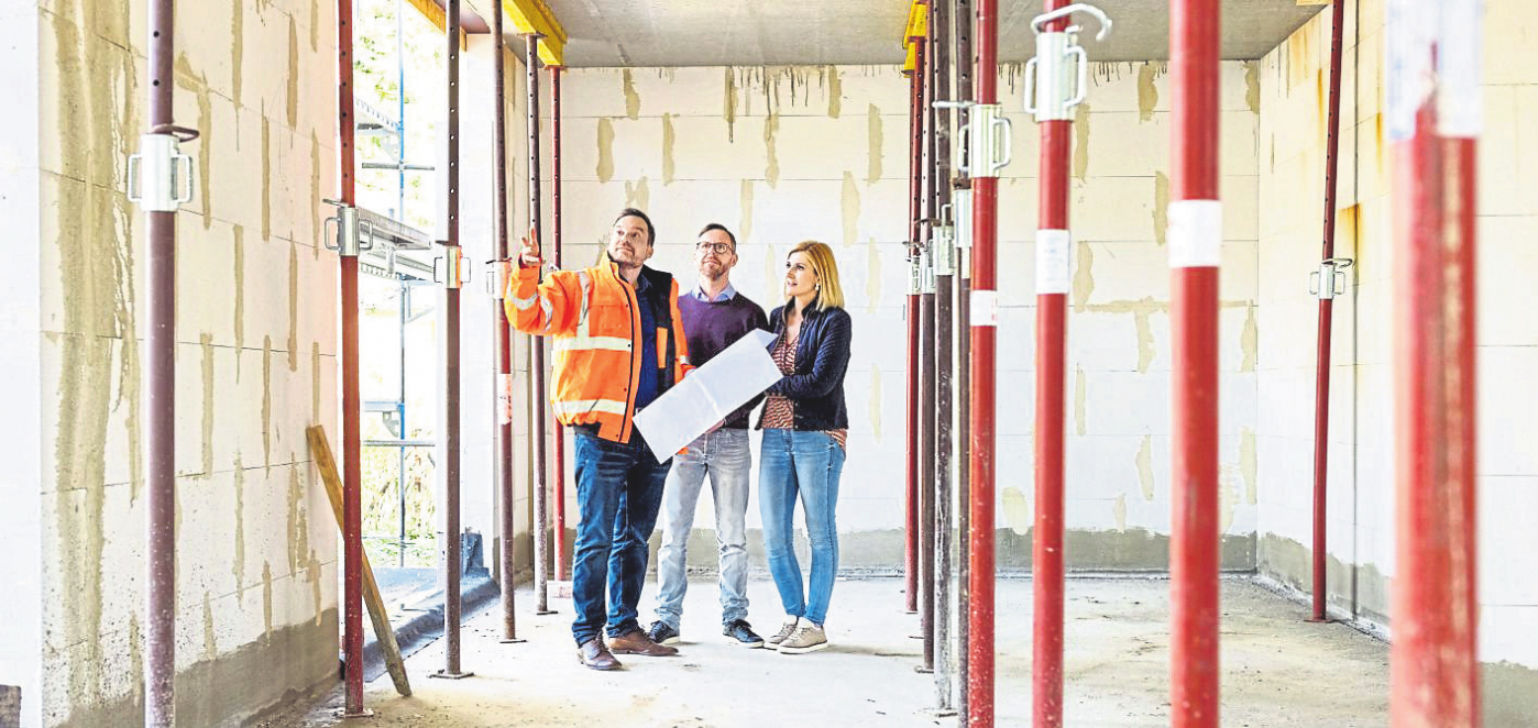 Damit die Arbeiten im Rohbau auch in der kalten Jahreszeit voranschreiten, sollte man sich stets um genug Wärme auf der Baustelle bemühen. Foto: djd/ENERENT/Getty Images/alvarez