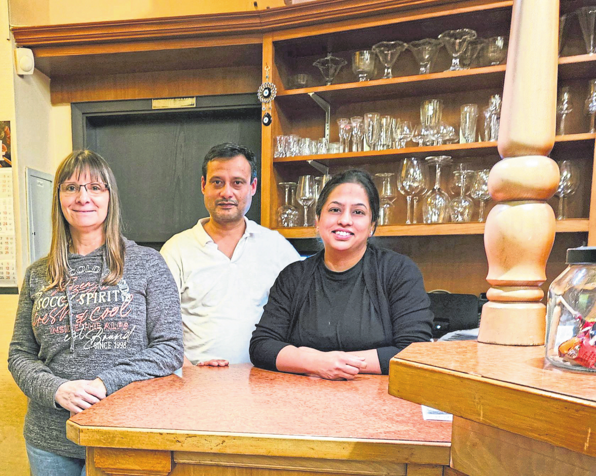 1. Vorsitzende Diana Tischmann mit Restaurantbetreiber Ranjit Singh und seiner Frau Mandeep