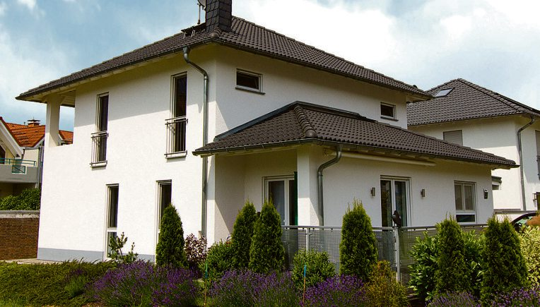 Einfamilienhaus mit Walmdach.