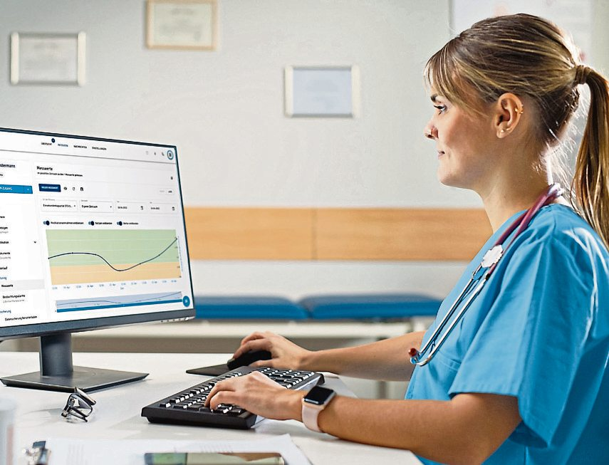 In der Praxis erkennt das Praxisteam problemlos über die extra Praxis-Software die erfassten Vitalparameter der Patienten und informiert direkt, wenn zuvor definierte Grenzwerte überschritten werden. Foto: Qurasoft