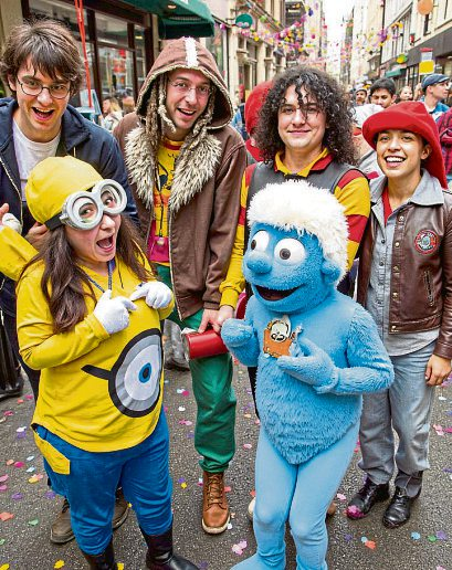 Bunte Kostüme und ausgelassene Stimmung: Karneval auf der Straße! Foto: Photo Realistic Image GPT Pro