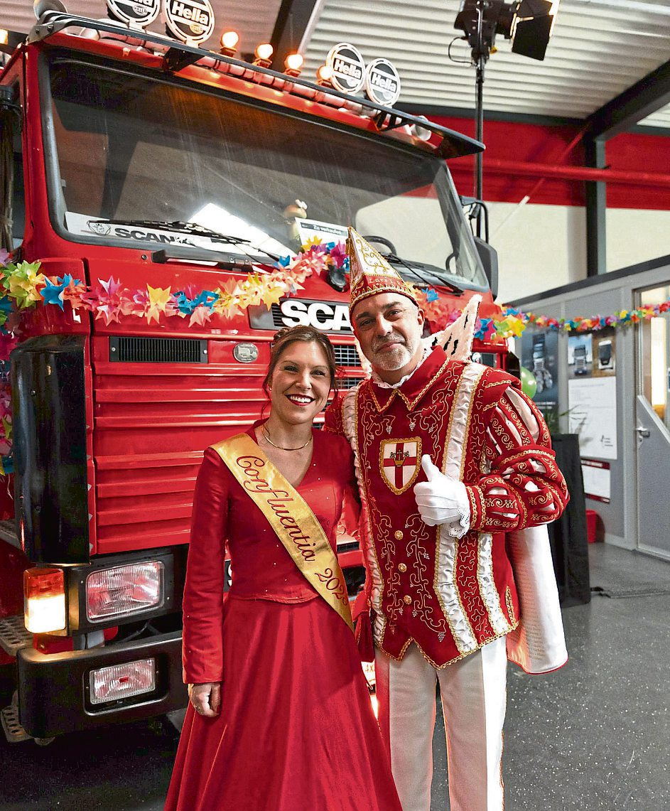 Die Koblenzer Tollitäten, Prinz Lars und Confluentia Kim vom Mülheimer Hamm brachten in das Scania Demo Center in Koblenz närrische Stimmung. Foto: Scania