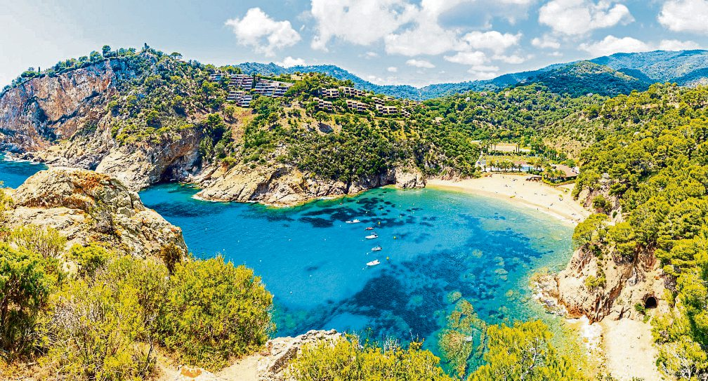 Traumhafte Idylle an der Costa Brava: Die Cala Giverola verzaubert mit kristallklarem Wasser und goldenen Sandstränden - ein Paradies für Sonnenanbeter und Naturliebhaber. Foto: pkazmierczak - stock.adobe.com