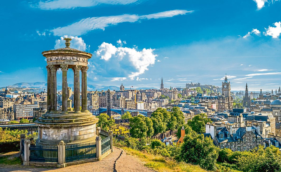 Panoramablick über Edinburgh von Calton Hill: Die historische Skyline der schottischen Hauptstadt vereint majestätische Architektur und atemberaubende Ausblicke auf die umliegenden Hügel. Foto: Richie Chan - stock.adobe.com