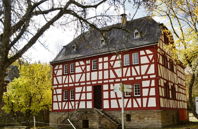 Das historische Schul- und Backhaus aus Neuwied-Heddesdorf war das erste Haus, das vor 50 Jahren ins Rheinland-Pfälzische Freilichtmuseum transloziert wurde. Fotos: Rheinland-Pfälzisches Freilichtmuseum