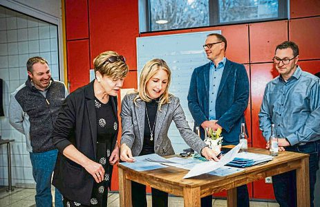 Unterzeichnung von zwei Schulpatenschaften im Rahmen der Ausbildungsmesse Café Beruf an der Realschule Plus Birkenfeld. Foto: Steven Werthwein, RawFormat Media