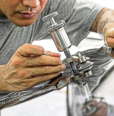 Kleine Schäden in der Frontscheibe lassen sich reparieren, sofern sie sich nicht im Sichtfeld des Fahrers befinden und eine bestimmte Größe nicht überschreiten. Foto: Panitan - stock.adobe.com